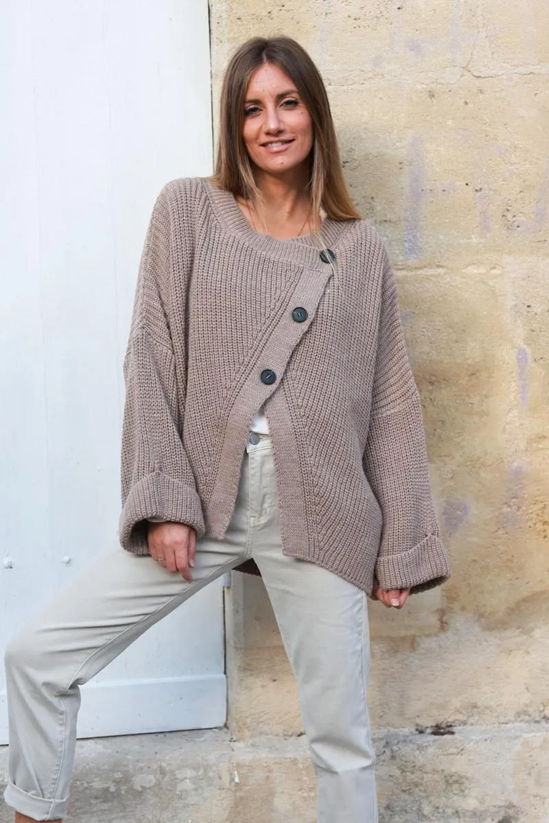 Gilet taupe grosse maille style crochet boutons croisés