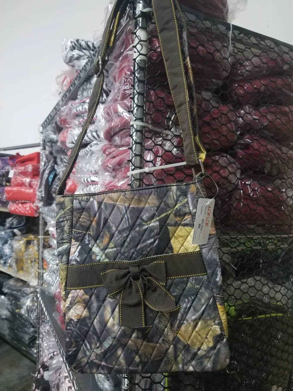 QRC2723 Mountain Camo Quilted Hipster/Messenger